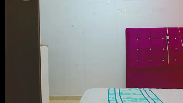 chantalsemenova1 online show from September 19, 2025, 2:29 pm