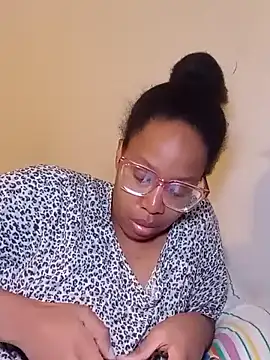 Snapshot of madamsensuale chatting on January 26, 2025, 3:27 am madamsensuale online show from January 26, 2025, 3:27 am