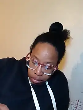 Snapshot of madamsensuale chatting on February 25, 2025, 5:19 am madamsensuale online show from February 25, 2025, 5:19 am