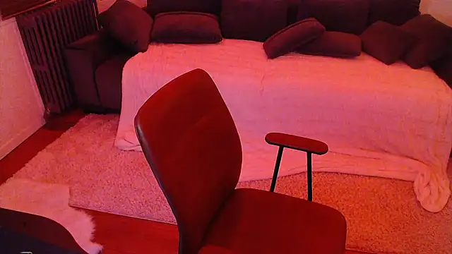 Lynylou online show from December 10, 2024, 11:30 pm