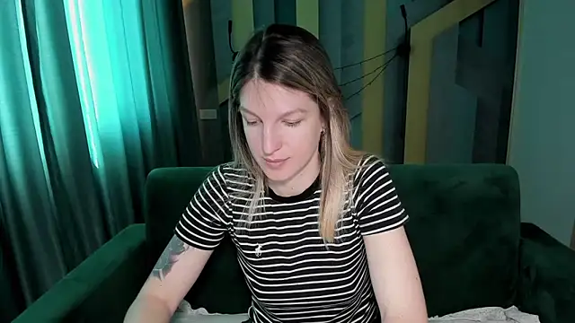 EmilyWalkeri online show from April 20, 2026, 6:49 am