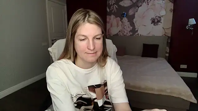 Snapshot of EmilyWalkeri chatting on May 6, 2026, 7:02 am EmilyWalkeri online show from May 6, 2026, 7:02 am