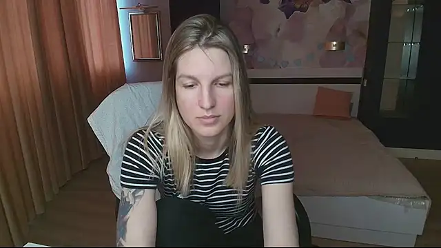 Snapshot of EmilyWalkeri chatting on May 10, 2026, 7:13 am EmilyWalkeri online show from May 10, 2026, 7:13 am