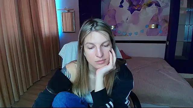 Snapshot of EmilyWalkeri chatting on May 11, 2026, 6:19 am EmilyWalkeri online show from May 11, 2026, 6:19 am
