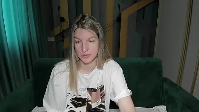 Snapshot of EmilyWalkeri chatting on May 13, 2026, 6:44 am EmilyWalkeri online show from May 13, 2026, 6:44 am