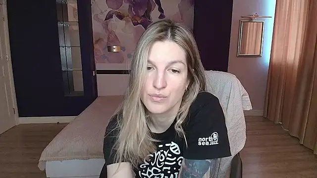 Snapshot of EmilyWalkeri chatting on May 14, 2026, 6:31 am EmilyWalkeri online show from May 14, 2026, 6:31 am