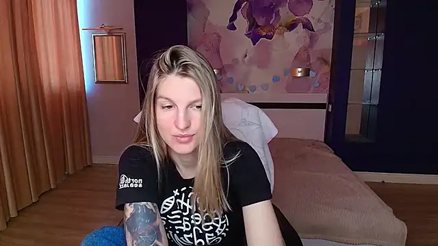 Snapshot of EmilyWalkeri chatting on May 25, 2026, 7:03 am EmilyWalkeri online show from May 25, 2026, 7:03 am