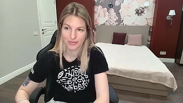 Snapshot of EmilyWalkeri chatting on June 1, 2026, 6:59 am EmilyWalkeri online show from June 1, 2026, 6:59 am
