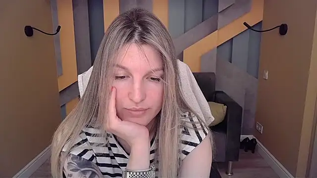 Snapshot of EmilyWalkeri chatting on June 14, 2026, 7:43 am EmilyWalkeri online show from June 14, 2026, 7:43 am