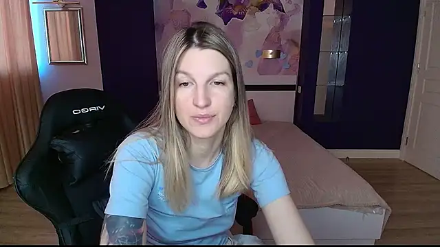 Snapshot of EmilyWalkeri chatting on June 17, 2026, 6:49 am EmilyWalkeri online show from June 17, 2026, 6:49 am