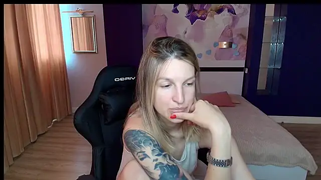 Snapshot of EmilyWalkeri chatting on July 2, 2026, 7:25 am EmilyWalkeri online show from July 2, 2026, 7:25 am