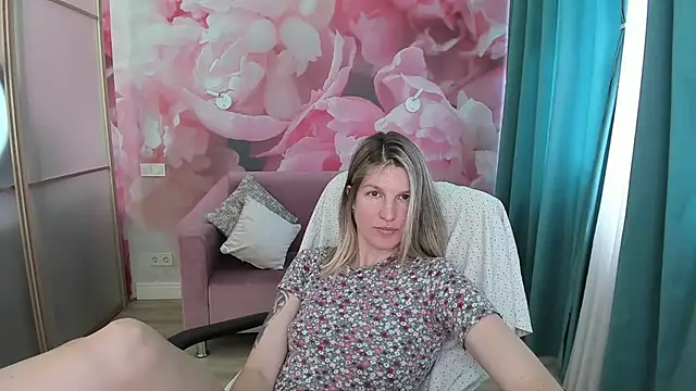 Snapshot of EmilyWalkeri chatting on July 3, 2026, 7:37 am EmilyWalkeri online show from July 3, 2026, 7:37 am