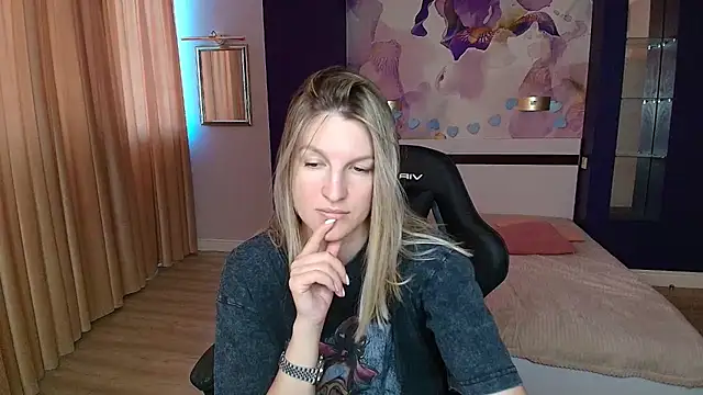 Snapshot of EmilyWalkeri chatting on July 12, 2026, 8:27 am EmilyWalkeri online show from July 12, 2026, 8:27 am