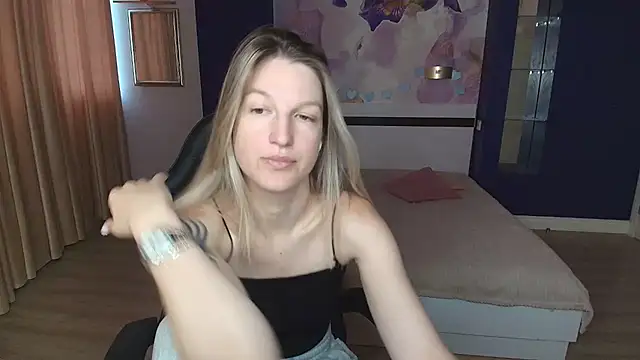 Snapshot of EmilyWalkeri chatting on July 21, 2026, 6:49 am EmilyWalkeri online show from July 21, 2026, 6:49 am