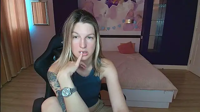 Snapshot of EmilyWalkeri chatting on July 22, 2026, 7:22 am EmilyWalkeri online show from July 22, 2026, 7:22 am