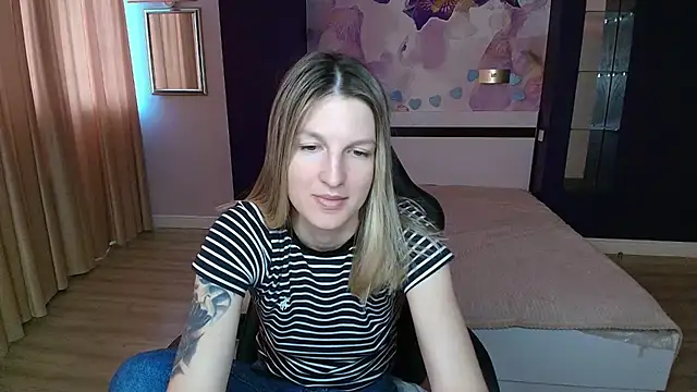 Snapshot of EmilyWalkeri chatting on July 27, 2026, 7:15 am EmilyWalkeri online show from July 27, 2026, 7:15 am