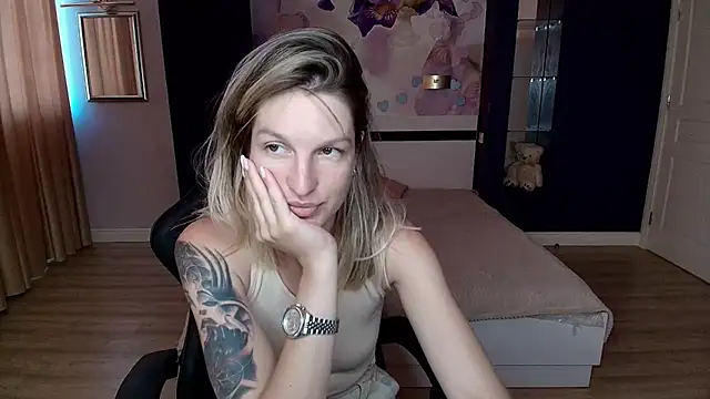 Snapshot of EmilyWalkeri chatting on August 3, 2026, 7:18 am EmilyWalkeri online show from August 3, 2026, 7:18 am