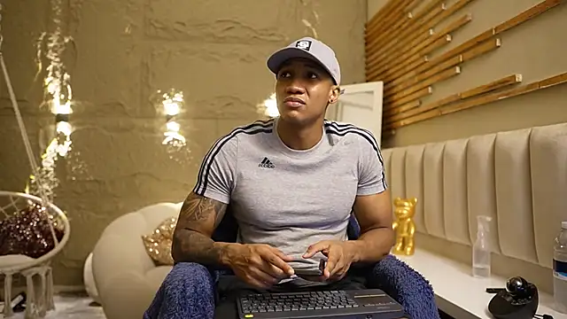 Snapshot of Logan_Varela chatting on March 7, 2026, 2:25 pm Logan Varela online show from March 7, 2026, 2:25 pm