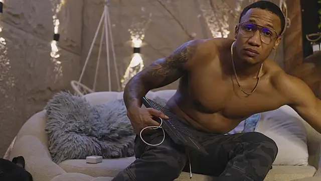 Snapshot of Logan_Varela chatting on March 27, 2026, 8:52 pm Logan Varela online show from March 27, 2026, 8:52 pm