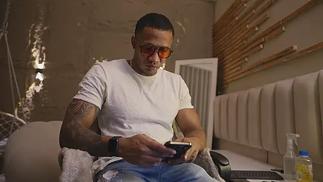 Snapshot of Logan_Varela chatting on March 29, 2026, 3:12 pm Logan Varela online show from March 29, 2026, 3:12 pm