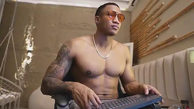 Snapshot of Logan_Varela chatting on April 15, 2026, 3:52 pm Logan Varela online show from April 15, 2026, 3:52 pm