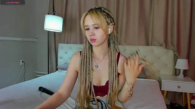Snapshot of Valerie_Woods chatting on June 19, 2026, 12:37 am Valerie Woods online show from June 19, 2026, 12:37 am