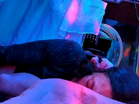 gurlnips online show from October 9, 2025, 6:11 am