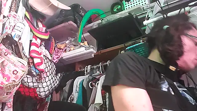 gurlnips online show from February 22, 2026, 12:04 pm