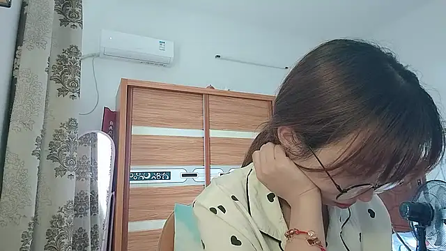 Lili 666 online show from May 18, 2026, 4:07 am
