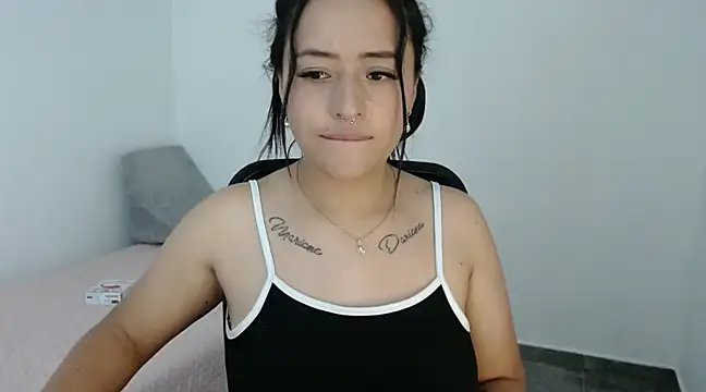 jjulietha95 online show from December 4, 2024, 6:11 am