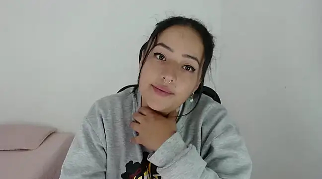 jjulietha95 online show from December 18, 2024, 7:15 am