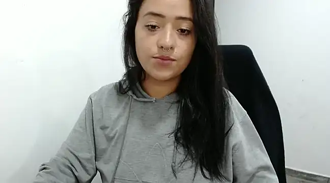 jjulietha95 online show from January 23, 2025, 5:24 am