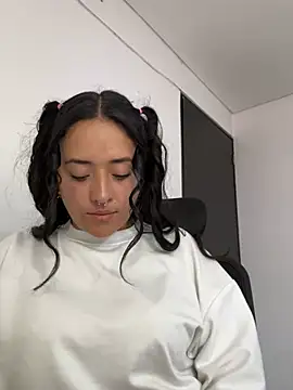 jjulietha95 online show from January 31, 2025, 9:26 pm