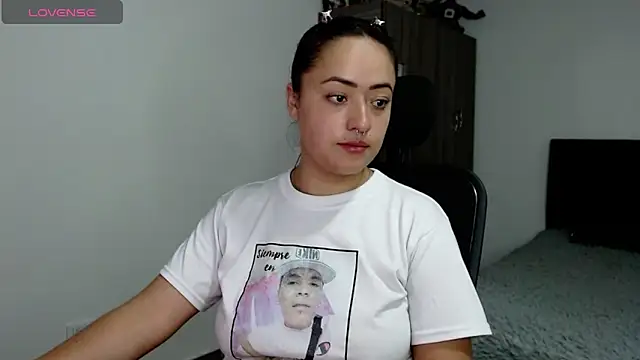 jjulietha95 online show from December 18, 2025, 5:13 am