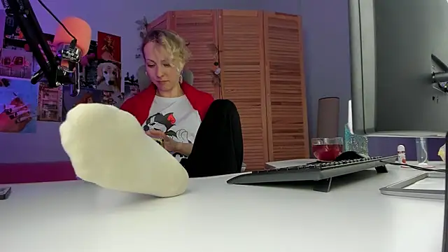 LylithSkye online show from March 6, 2025, 2:40 pm