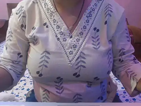 cute-priy online show from June 10, 2026, 4:34 am
