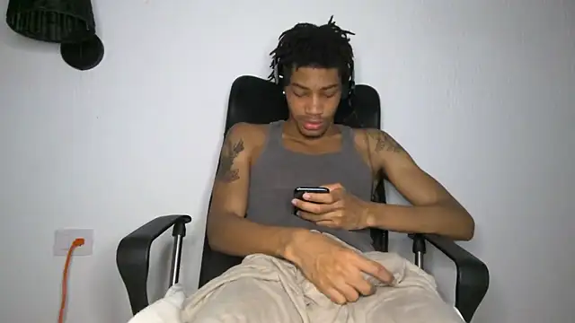 Snapshot of Skinnyblackman chatting on June 18, 2026, 4:13 am Skinnyblackman online show from June 18, 2026, 4:13 am