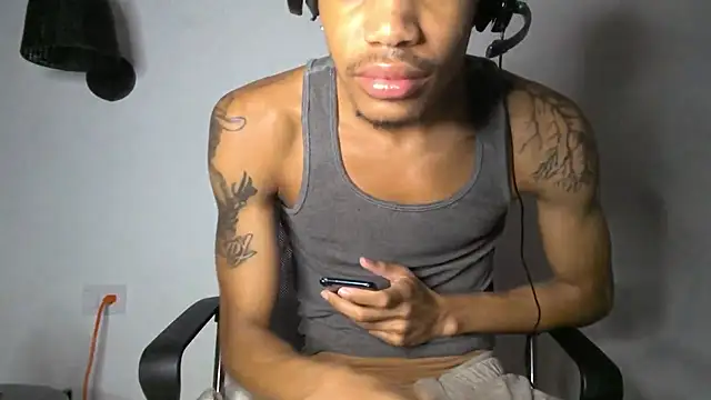 Snapshot of Skinnyblackman chatting on June 25, 2026, 2:33 am Skinnyblackman online show from June 25, 2026, 2:33 am