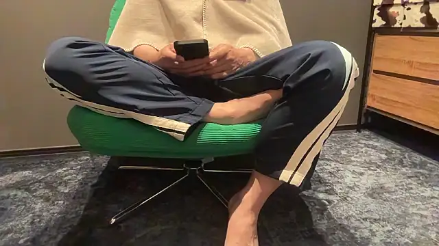 atom0407 online show from April 30, 2026, 7:14 am