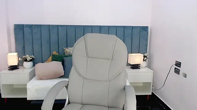 april bunnyy online show from March 4, 2026, 8:37 pm