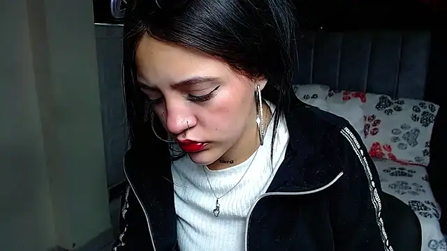 Violettasquirt online show from April 7, 2026, 1:11 pm