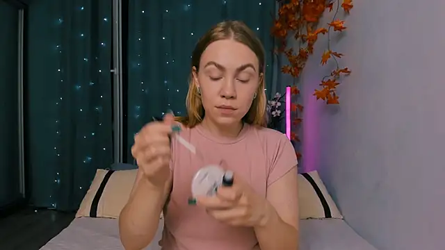 InsatiableFoxX online show from September 21, 2025, 8:43 pm