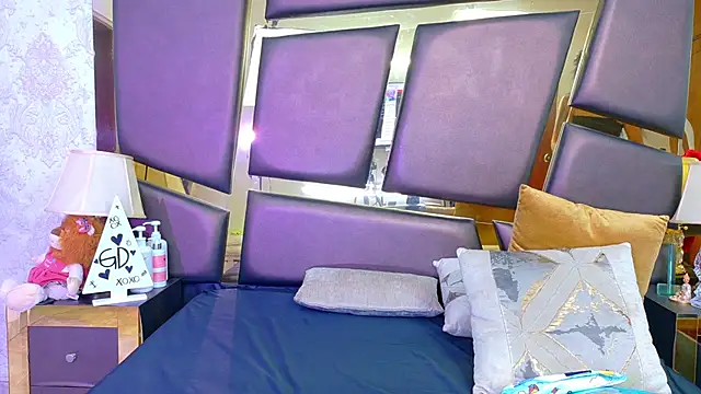 NicoleEsposito online show from April 13, 2026, 12:32 pm