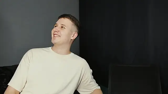 Pinku kitsune online show from March 21, 2025, 9:01 pm