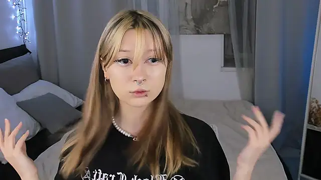 SaintGirl online show from February 5, 2025, 1:44 pm