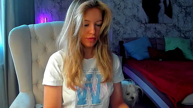 foxy blond online show from March 25, 2026, 12:27 am