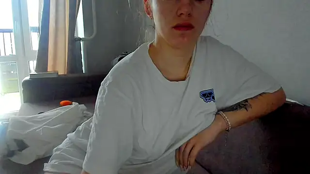 Snapshot of foxy_blond chatting on April 24, 2026, 12:46 am foxy blond online show from April 24, 2026, 12:46 am