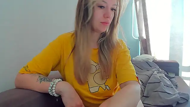 Snapshot of foxy_blond chatting on April 29, 2026, 12:27 am foxy blond online show from April 29, 2026, 12:27 am