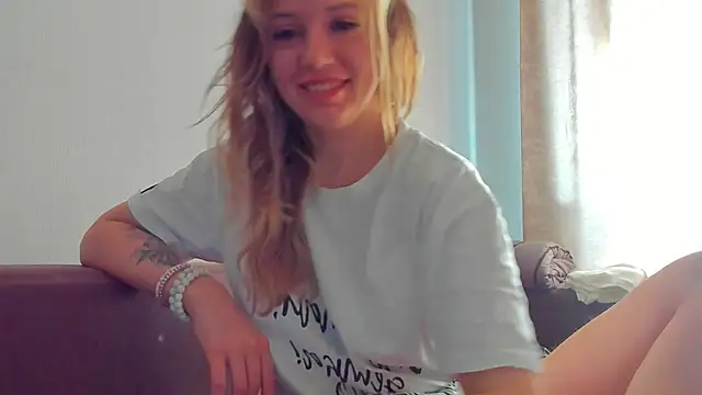Snapshot of foxy_blond chatting on April 30, 2026, 12:50 am foxy blond online show from April 30, 2026, 12:50 am