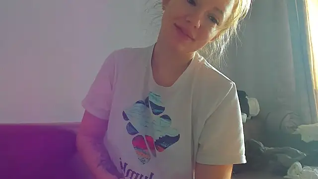 Snapshot of foxy_blond chatting on May 1, 2026, 12:15 am foxy blond online show from May 1, 2026, 12:15 am